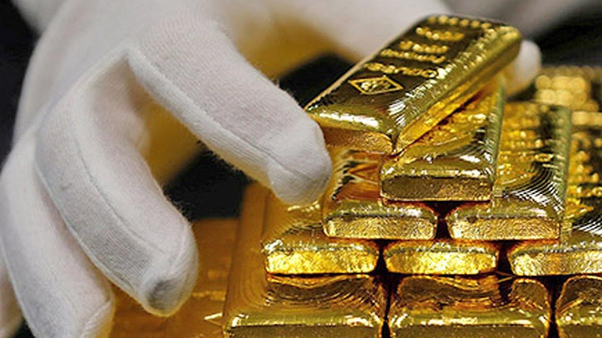 Gold futures breach ₹1 lakh-mark, surge by ₹2,048/10 gram