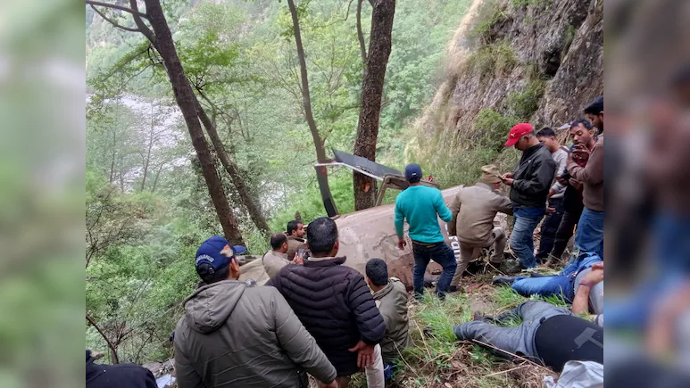 उत्तराखंड के उत्तरकाशी में हेलीकॉप्टर क्रैश, 6 की मौत, एक घायल 