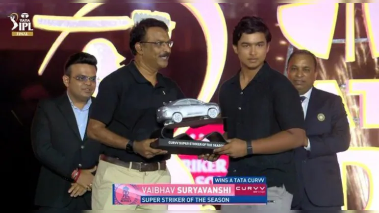 IPL 2025: आरसीबी की खिताबी जीत में वैभव सूर्यवंशी ने सुपर स्ट्राइकर ऑफ द सीजन जीतकर लूटी महफिल, टाटा कर्व मिली लेकिन चला नहीं पाएंगे