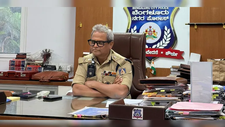 कर्नाटक सरकार ने बनाया बेंगलुरु पुलिस कमिश्नर बी दयानंद को ‘विलेन,’ तो सोशल मीडिया पर मिला जबरदस्‍त सपोर्ट
