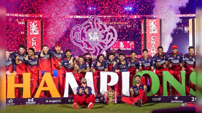 नम आंखें, हाथ में ट्रॉफी और जीत का जश्न… RCB के जबरा फैन्स को हमेशा याद रहेंगी ये तस्वीरें