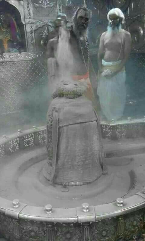 उज्जैन न्यूज़: भस्म आरती में बाबा महाकाल के मस्तक पर सजा चांदी का सूर्य, भक्तों को मिले अनोखे दर्शन