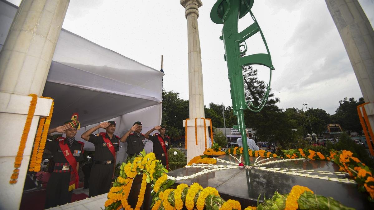 कर्गिल विजय दिवस: राष्ट्रपति मुर्मू और प्रधानमंत्री मोदी ने ‘ऑपरेशन विजय’ की 26वीं वर्षगांठ पर शहीदों को श्रद्धांजलि अर्पित की