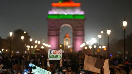 Delhi’s air quality improves slightly but remains in very poor category – Delhi pollution and smog over city skyline