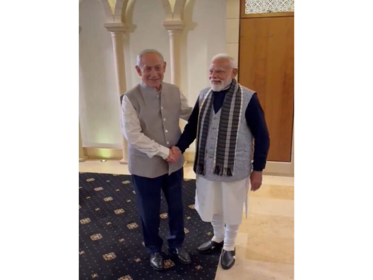 Israeli PM Netanyahu wearing tradition Indian attire