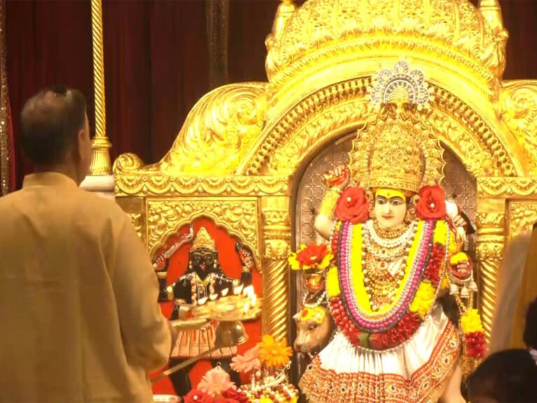 Aarti being performed at the Jhandewalan Temple in Delhi