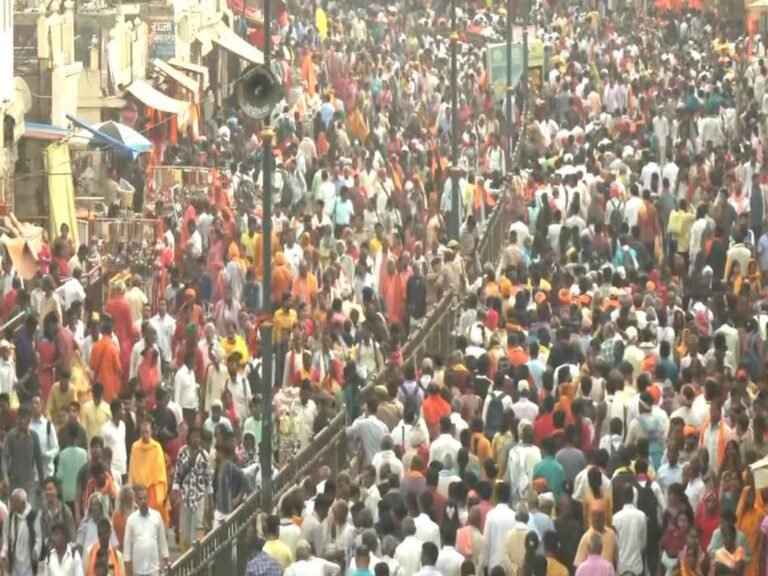 Devotees throng Shri Ram Janmbhoomi Temple to offer prayers