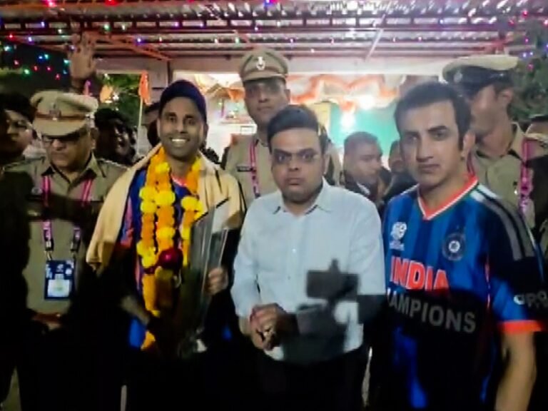 Jay Shah, Gautam Gambhir, and Surya Kumar Yadav, offer prayers at the Hanuman Temple