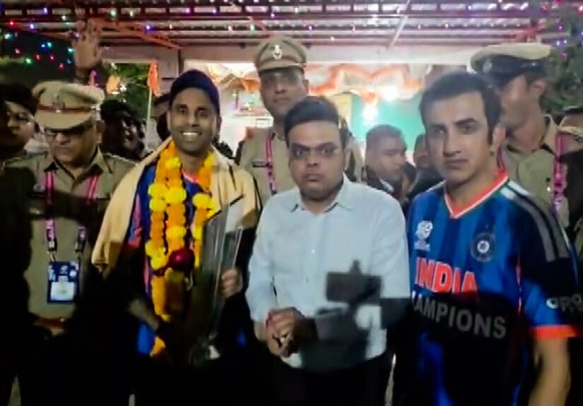 Jay Shah, Gautam Gambhir, and Surya Kumar Yadav, offer prayers at the Hanuman Temple