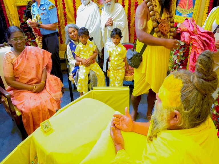 President Murmu meets Premanand Maharaj