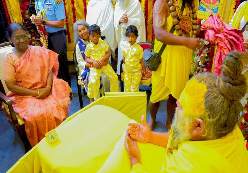 President Murmu meets Premanand Maharaj