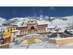 Shri Badrinath Dham wrapped in thick blanket of snow