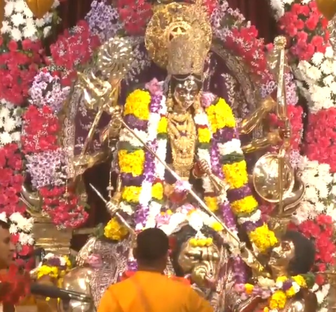 Aarti being performed at the Jhandewalan Temple in Delhi
