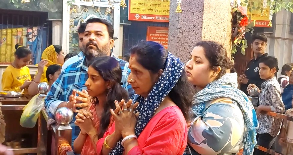 Aarti being performed at the Jhandewalan Temple in Delhi