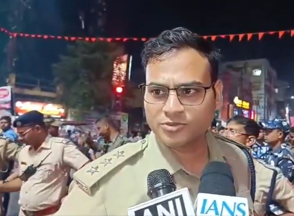 Devotees throng Shri Ram Janmbhoomi Temple to offer prayers