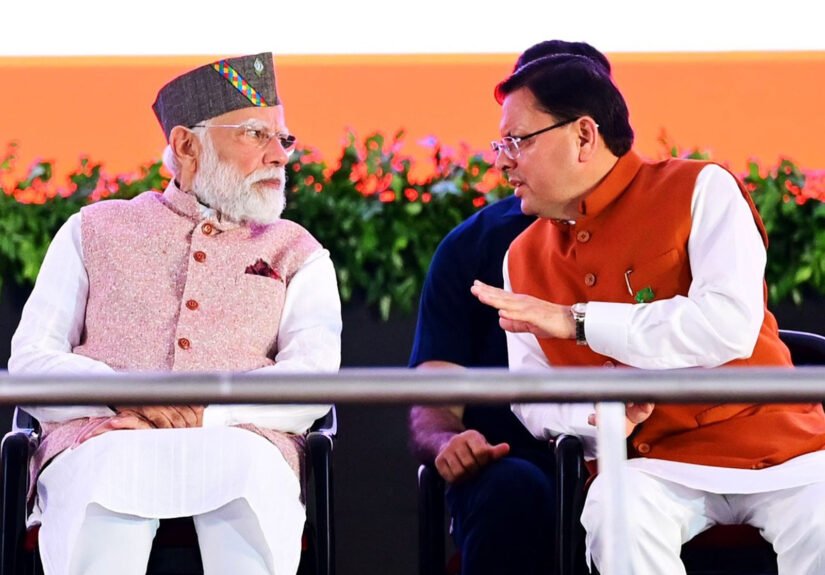 Prime Minister Narendra Modi (L) and Chief Minister Pushkar Singh Dhami