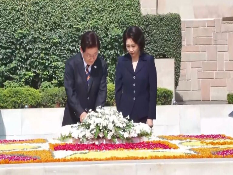 South Korean President Lee Jae-myung and First Lady Kim Hea-kyung pay tribute to Mahatma Gandhi at Rajghat