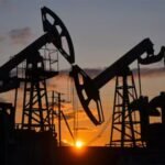 US crude oil inventories fall