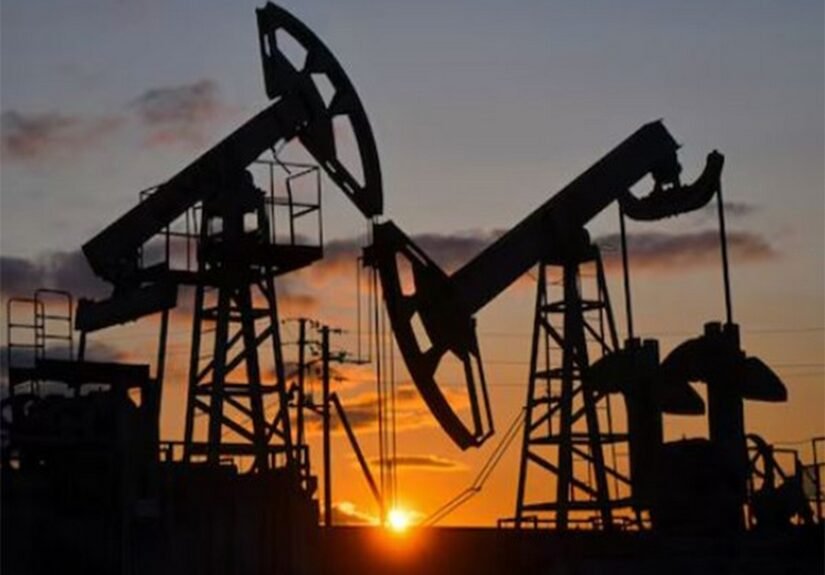 US crude oil inventories fall