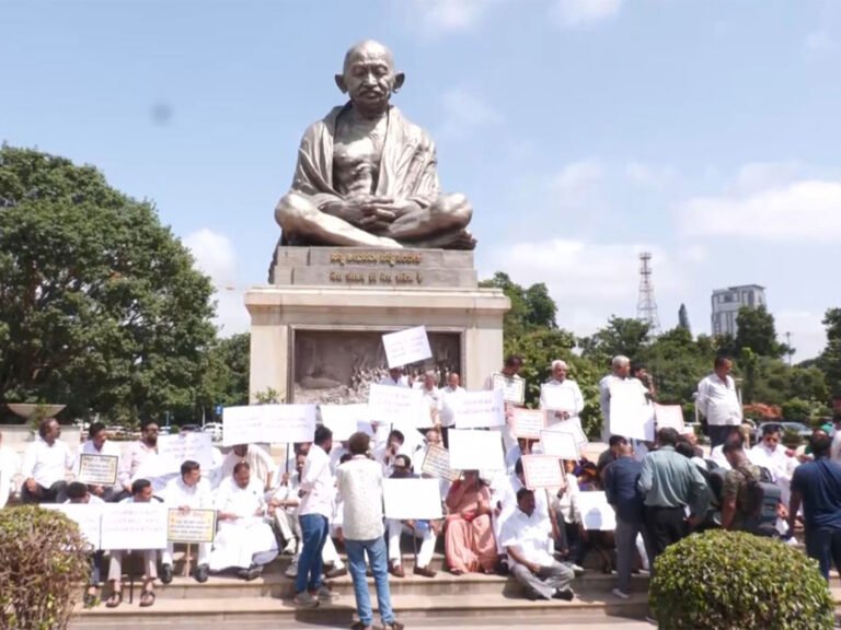 Karnataka Congress BJP Protest